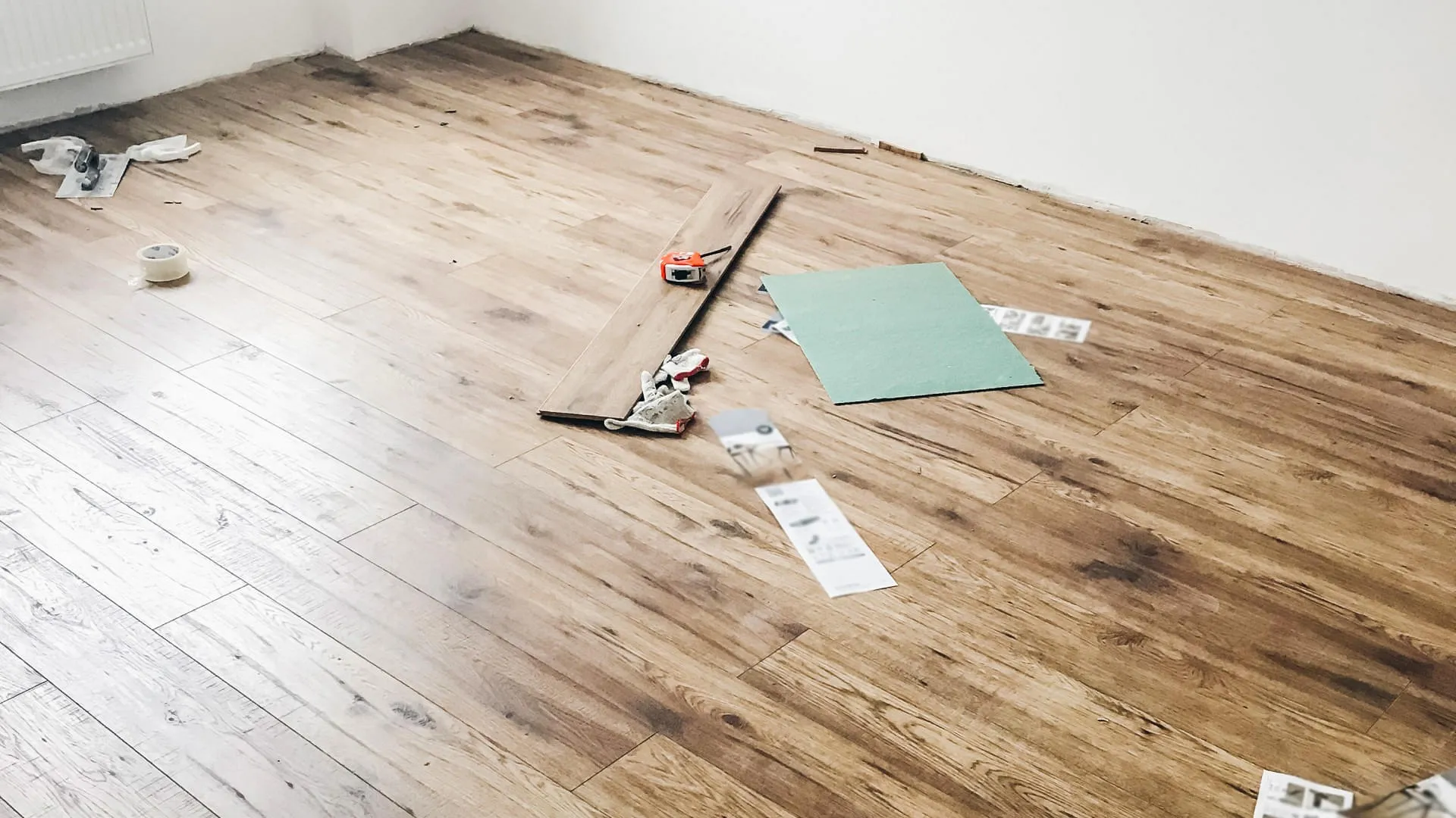 Bodenleger sind gefragte Experten, die weit mehr als nur das Verlegen neuer Bodenbeläge beherrschen. Besonders bei Sanierung und Reparatur bestehender Böden sind ihre Fähigkeiten von entscheidender Bedeutung. In einer Zeit, in der Nachhaltigkeit und Ressourceneffizienz zunehmend wichtig sind, spielen sie eine zentrale Rolle.